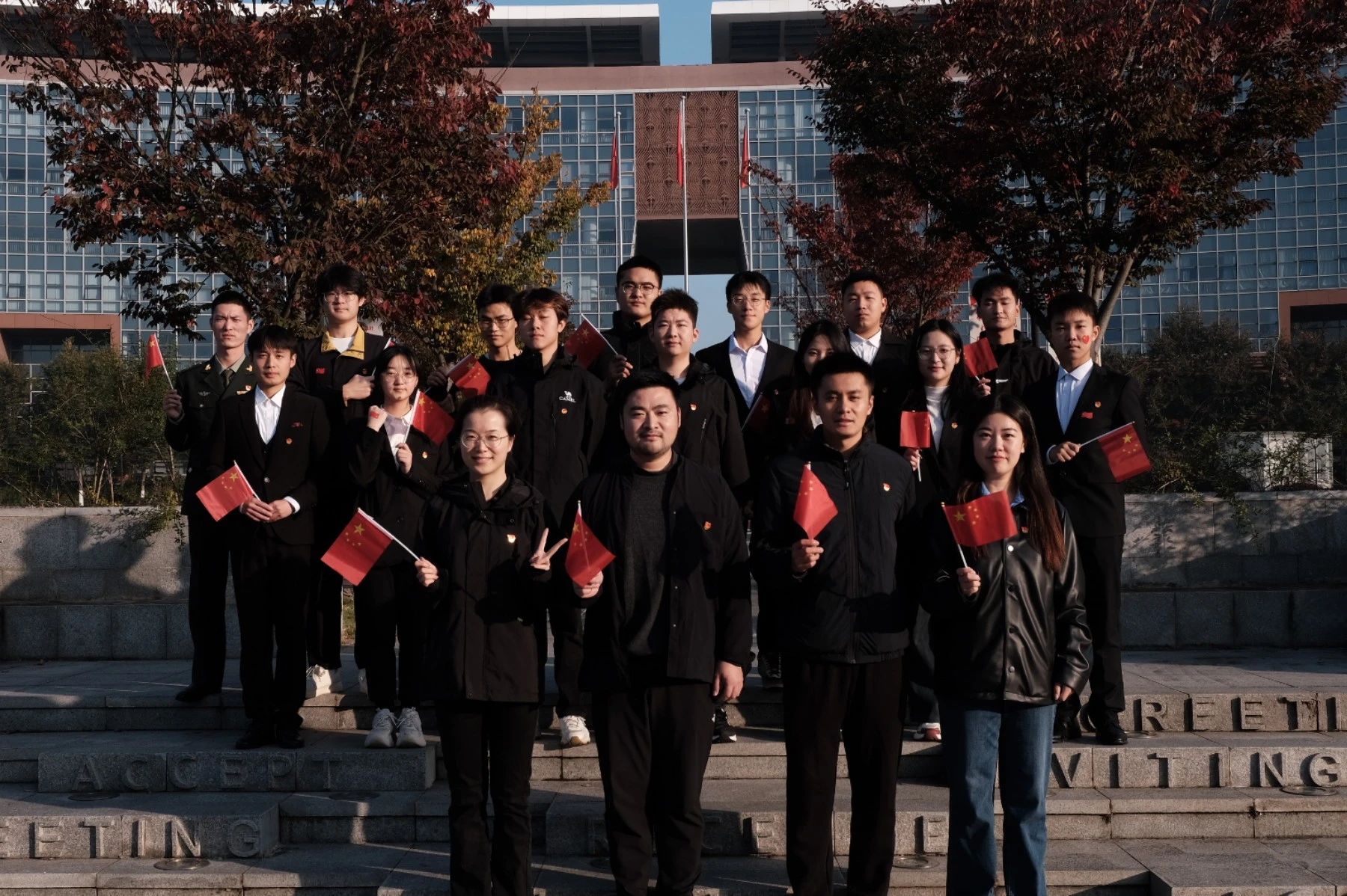 主题升旗仪式 | 汽车工程学院 | 汽车工程学院和公益慈善管理学院联合举行升旗仪式暨“我和国旗合个影”活动（6）