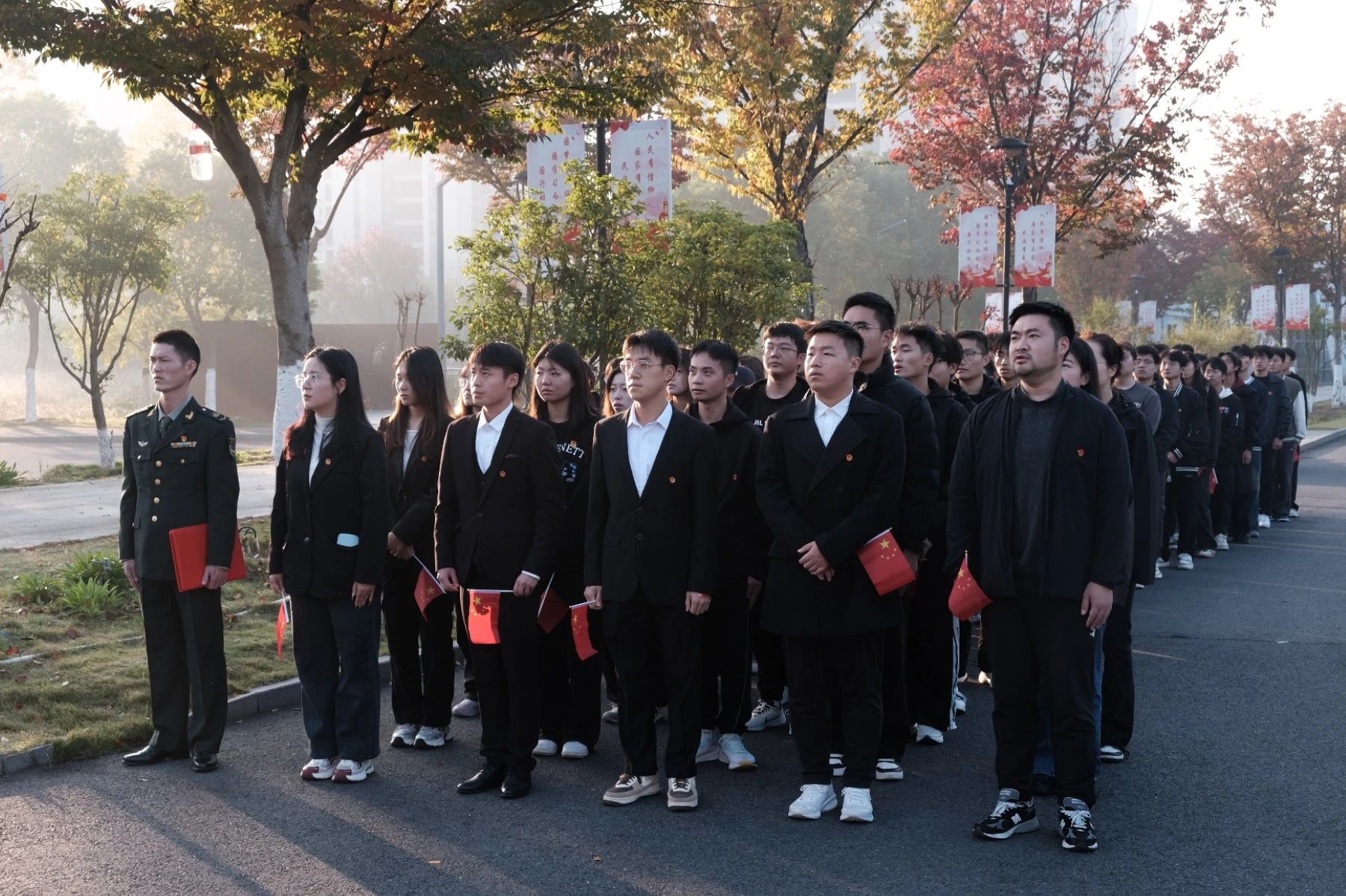 主题升旗仪式 | 汽车工程学院 | 汽车工程学院和公益慈善管理学院联合举行升旗仪式暨“我和国旗合个影”活动（3）